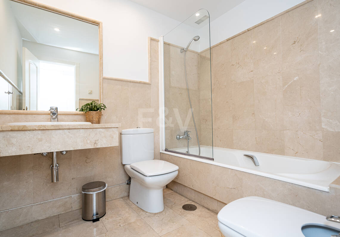 Apartamento con jardín en primera línea de mar en Palm Beach, Los Monteros