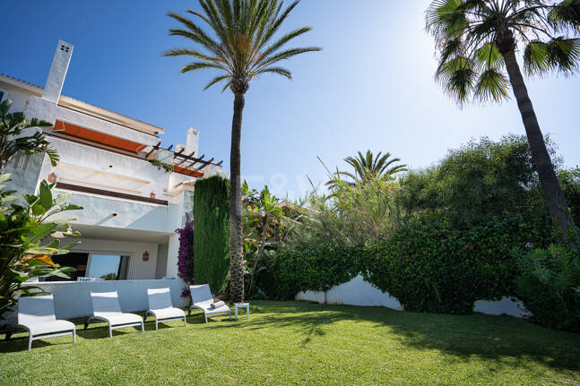 Seafront Apartment with Garden in Palm Beach, Los Monteros