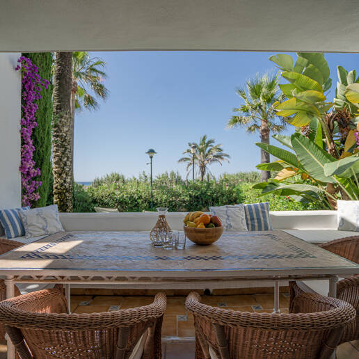 Seafront Apartment with Garden in Palm Beach, Los Monteros