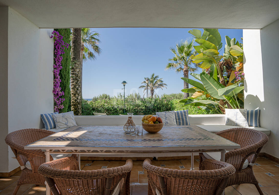 Apartamento con jardín en primera línea de mar en Palm Beach, Los Monteros