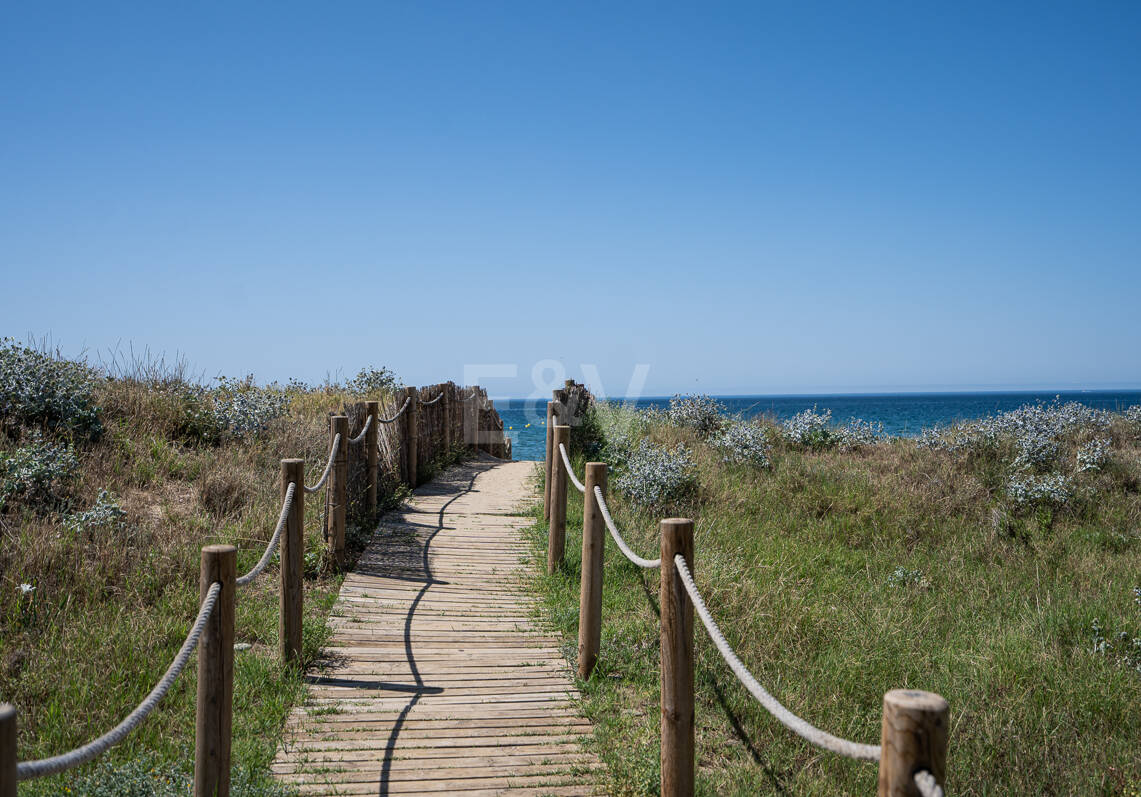 Apartamento con jardín en primera línea de mar en Palm Beach, Los Monteros