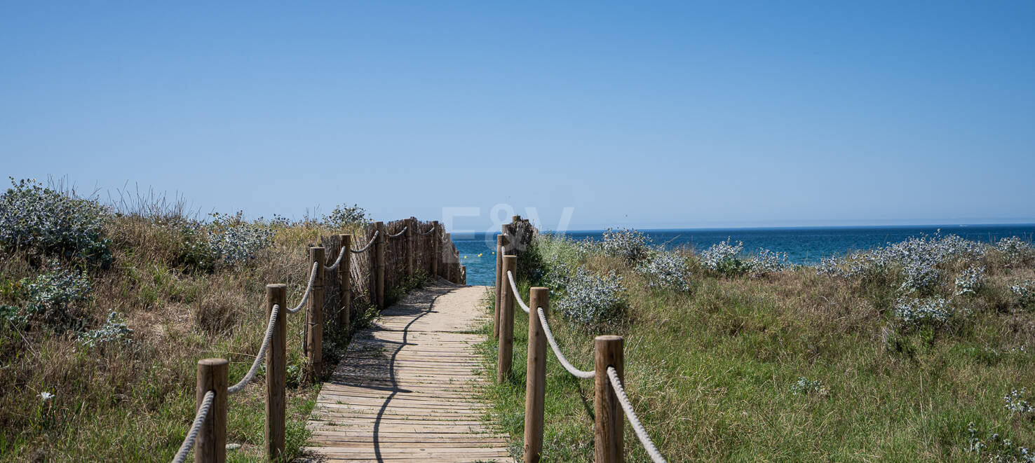 Seafront Apartment with Garden in Palm Beach, Los Monteros