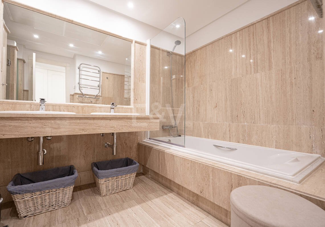 Apartamento con jardín en primera línea de mar en Palm Beach, Los Monteros