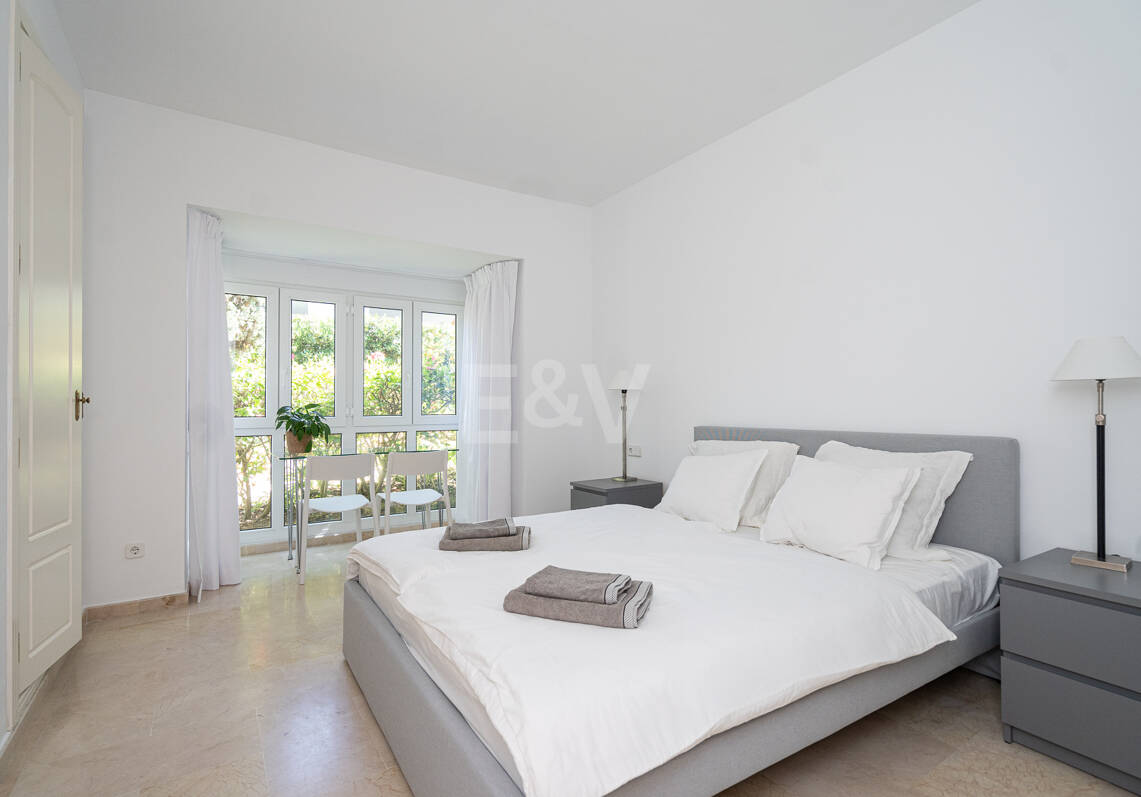 Apartamento con jardín en primera línea de mar en Palm Beach, Los Monteros