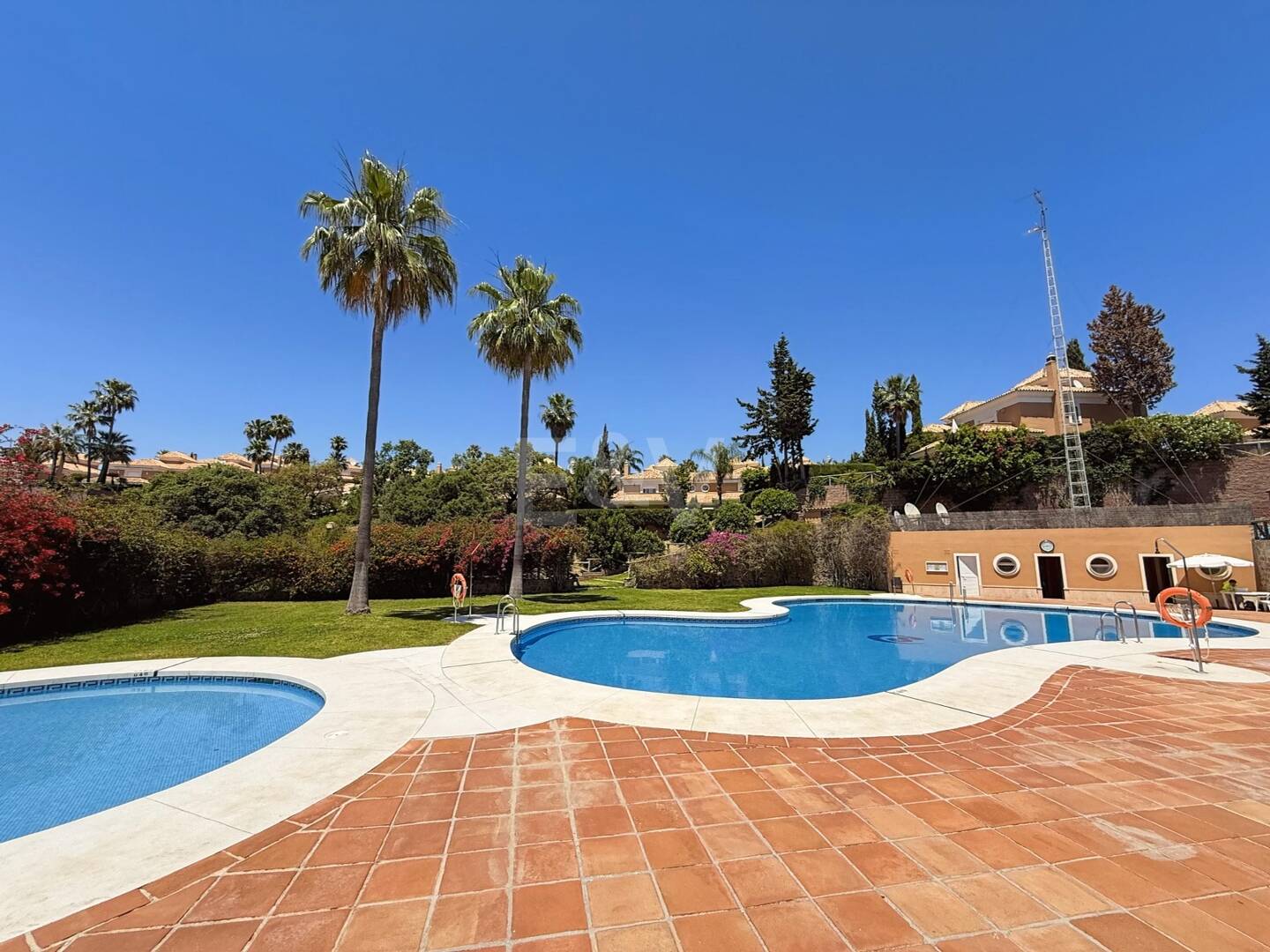 Oportunidad de alquiler de larga temporada en Santa Clara Golf Villas – casa adosada con jardín y seguridad 24h