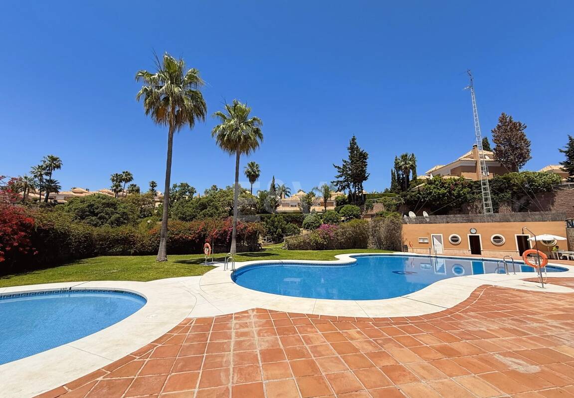 Oportunidad de alquiler de larga temporada en Santa Clara Golf Villas – casa adosada con jardín y seguridad 24h