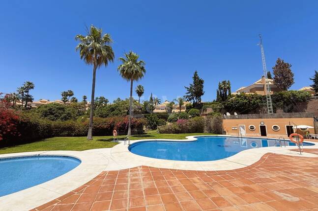 Oportunidad de alquiler de larga temporada en Santa Clara Golf Villas – casa adosada con jardín y seguridad 24h