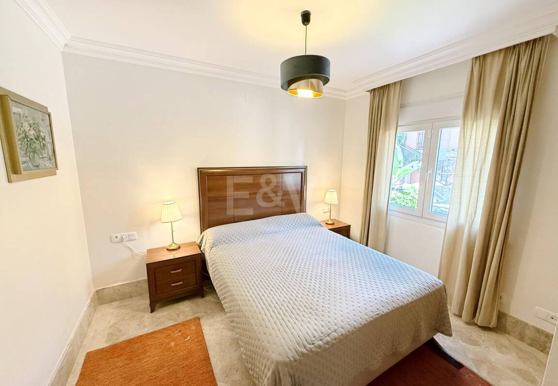 Oportunidad de alquiler de larga temporada en Santa Clara Golf Villas – casa adosada con jardín y seguridad 24h