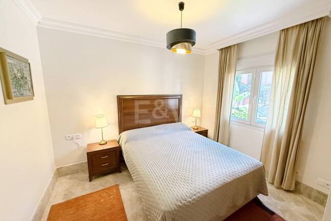 Oportunidad de alquiler de larga temporada en Santa Clara Golf Villas – casa adosada con jardín y seguridad 24h