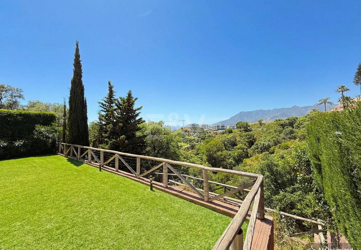 Oportunidad de alquiler de larga temporada en Santa Clara Golf Villas – casa adosada con jardín y seguridad 24h