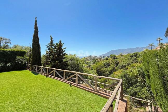 Oportunidad de alquiler de larga temporada en Santa Clara Golf Villas – casa adosada con jardín y seguridad 24h