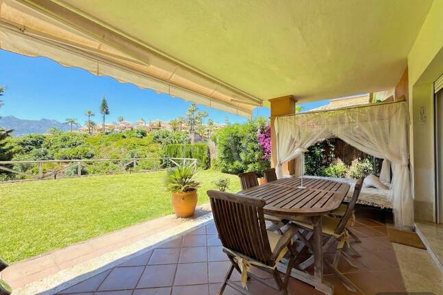 Oportunidad de alquiler de larga temporada en Santa Clara Golf Villas – casa adosada con jardín y seguridad 24h