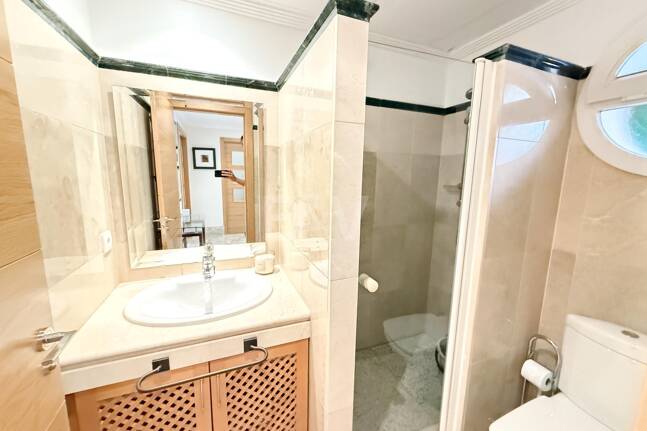 Oportunidad de alquiler de larga temporada en Santa Clara Golf Villas – casa adosada con jardín y seguridad 24h