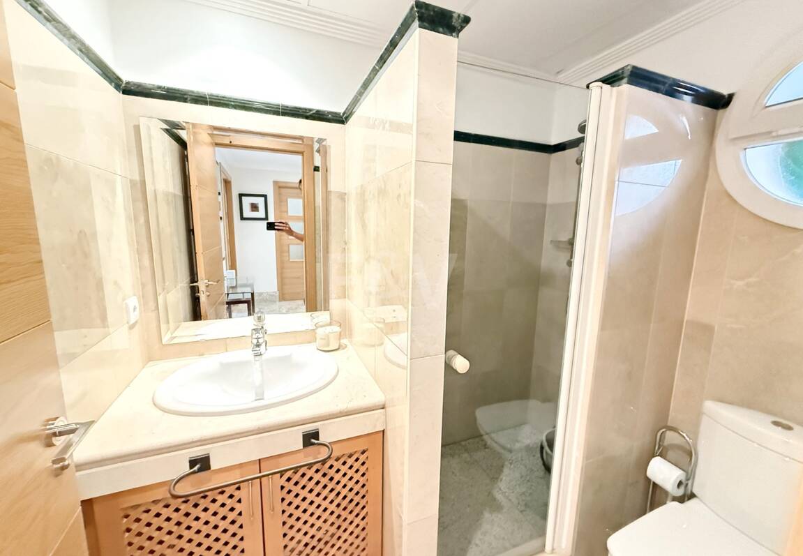 Oportunidad de alquiler de larga temporada en Santa Clara Golf Villas – casa adosada con jardín y seguridad 24h