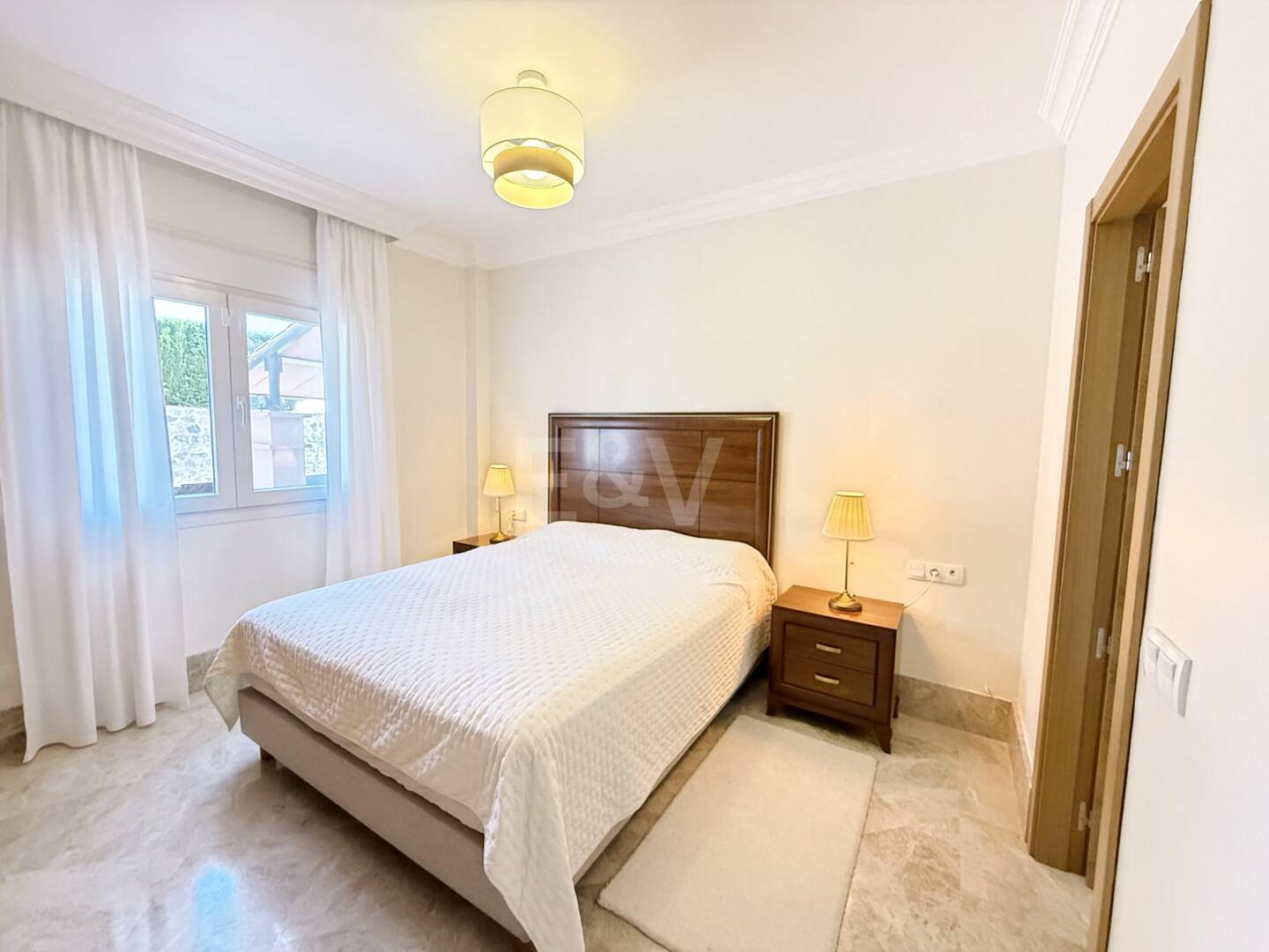 Oportunidad de alquiler de larga temporada en Santa Clara Golf Villas – casa adosada con jardín y seguridad 24h