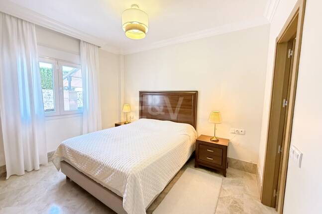 Oportunidad de alquiler de larga temporada en Santa Clara Golf Villas – casa adosada con jardín y seguridad 24h