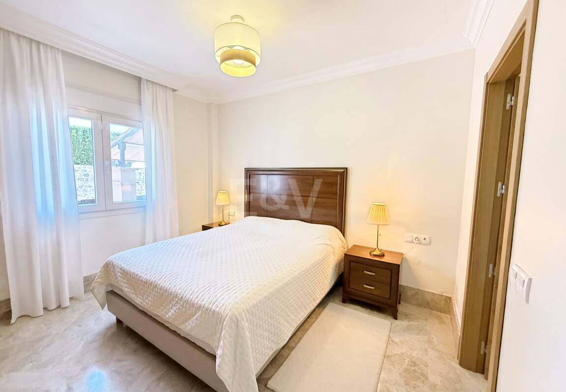 Oportunidad de alquiler de larga temporada en Santa Clara Golf Villas – casa adosada con jardín y seguridad 24h