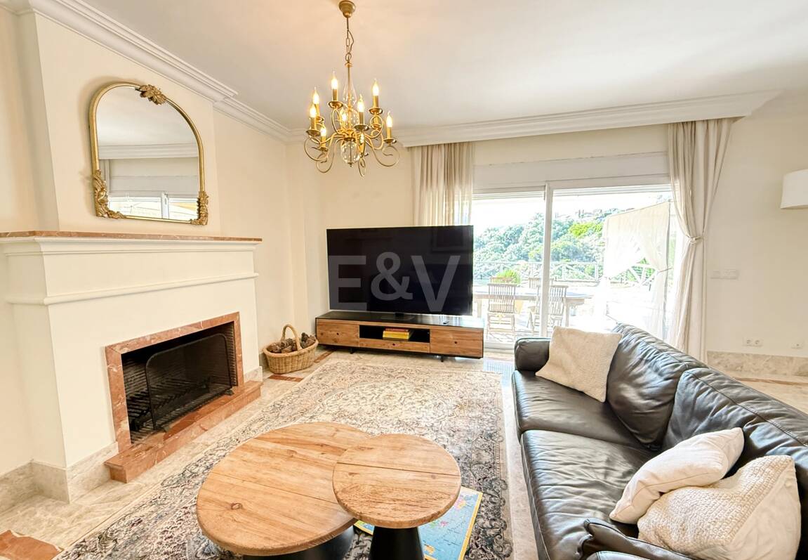 Oportunidad de alquiler de larga temporada en Santa Clara Golf Villas – casa adosada con jardín y seguridad 24h