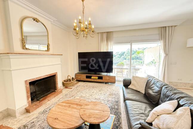 Oportunidad de alquiler de larga temporada en Santa Clara Golf Villas – casa adosada con jardín y seguridad 24h