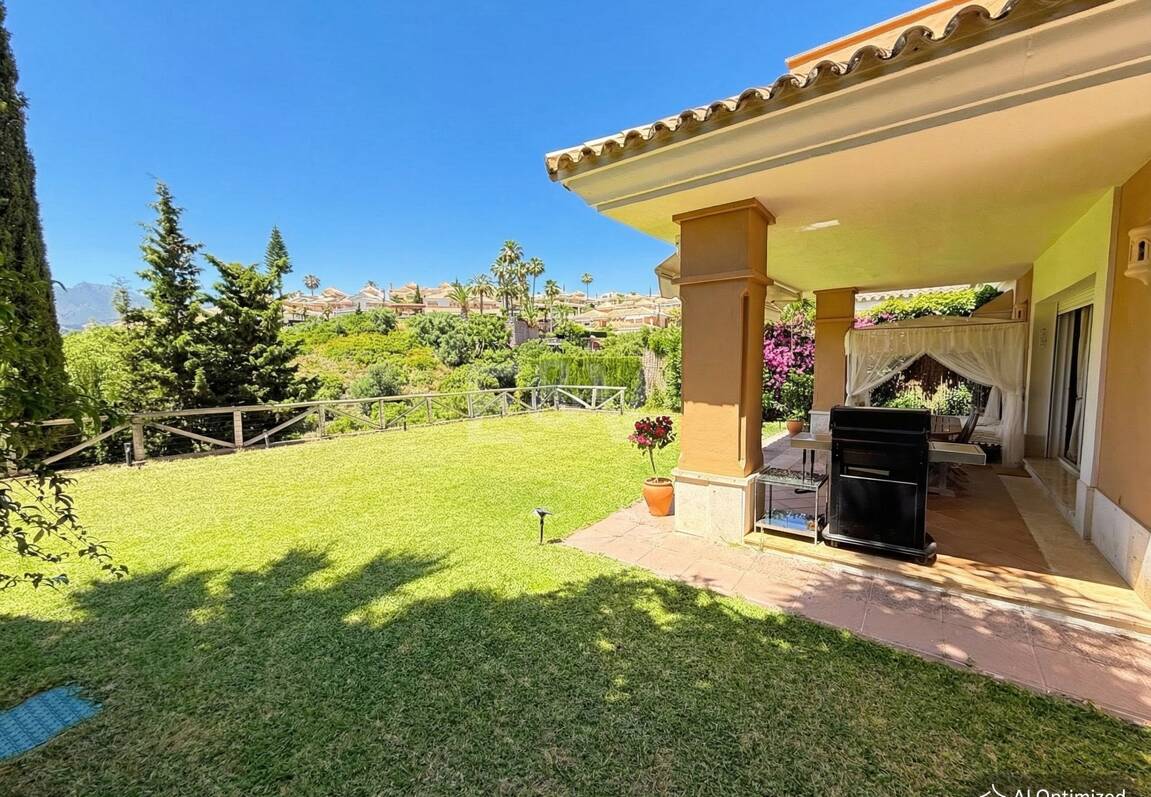 Oportunidad de alquiler de larga temporada en Santa Clara Golf Villas – casa adosada con jardín y seguridad 24h