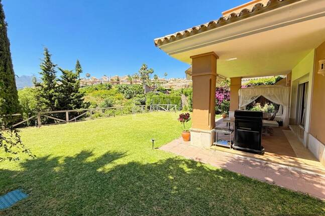 Oportunidad de alquiler de larga temporada en Santa Clara Golf Villas – casa adosada con jardín y seguridad 24h