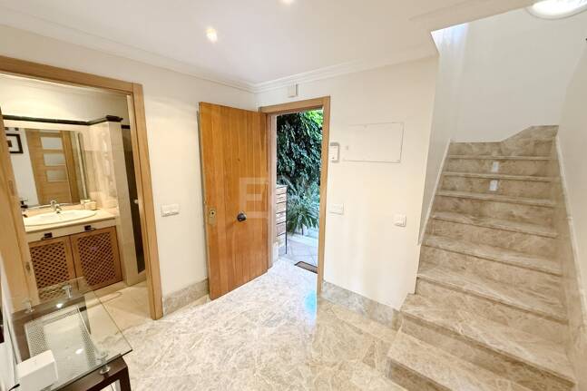 Oportunidad de alquiler de larga temporada en Santa Clara Golf Villas – casa adosada con jardín y seguridad 24h