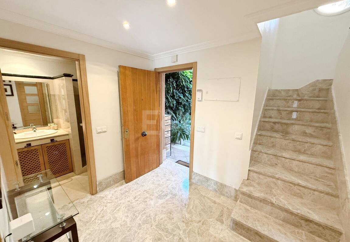 Oportunidad de alquiler de larga temporada en Santa Clara Golf Villas – casa adosada con jardín y seguridad 24h