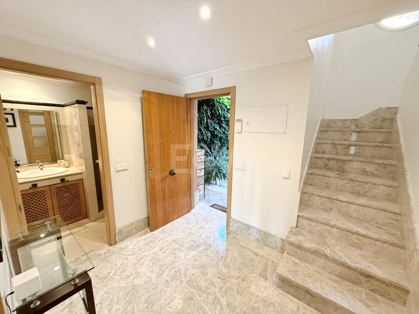 Oportunidad de alquiler de larga temporada en Santa Clara Golf Villas – casa adosada con jardín y seguridad 24h