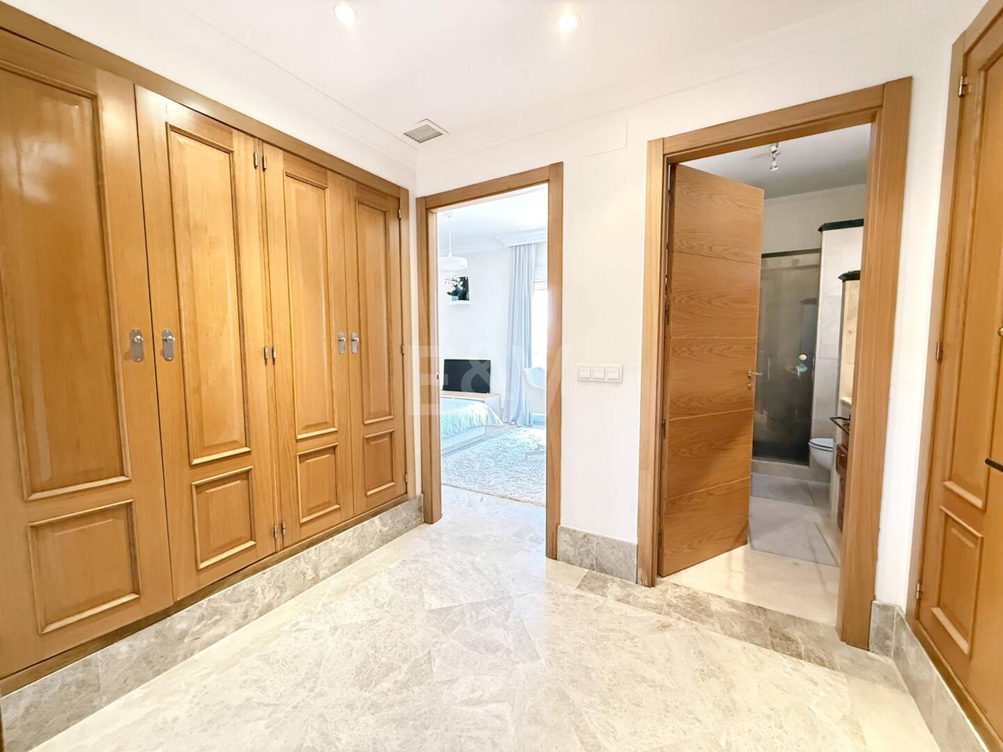 Oportunidad de alquiler de larga temporada en Santa Clara Golf Villas – casa adosada con jardín y seguridad 24h