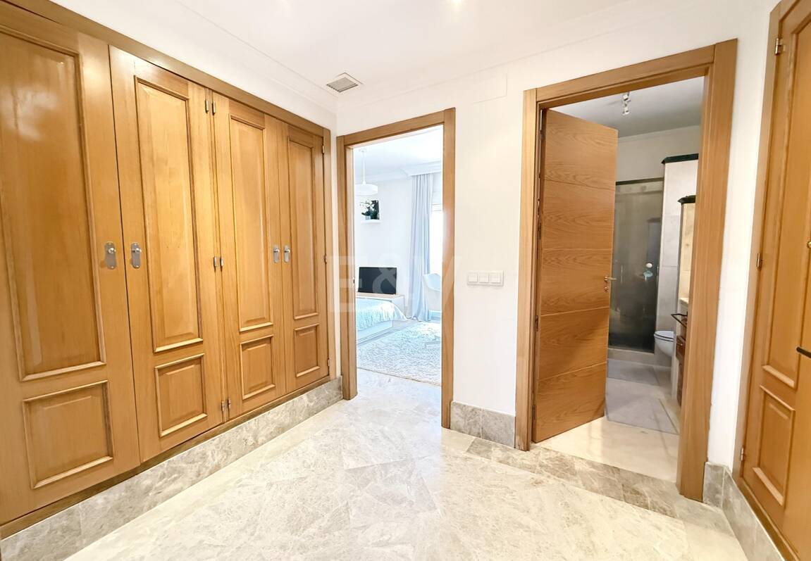 Oportunidad de alquiler de larga temporada en Santa Clara Golf Villas – casa adosada con jardín y seguridad 24h