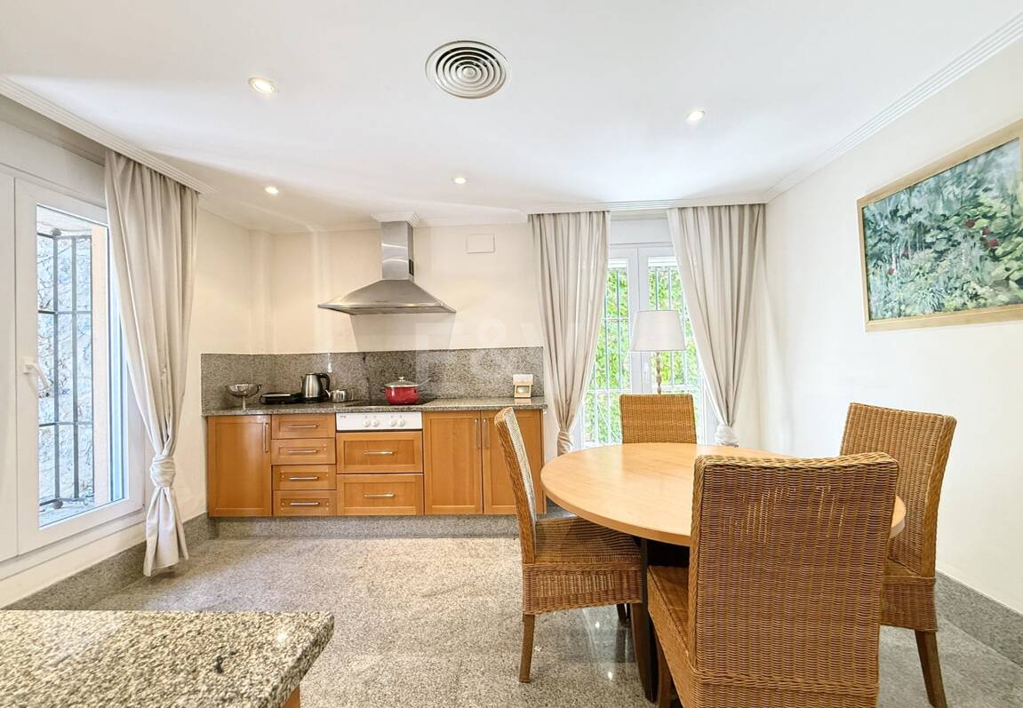 Oportunidad de alquiler de larga temporada en Santa Clara Golf Villas – casa adosada con jardín y seguridad 24h