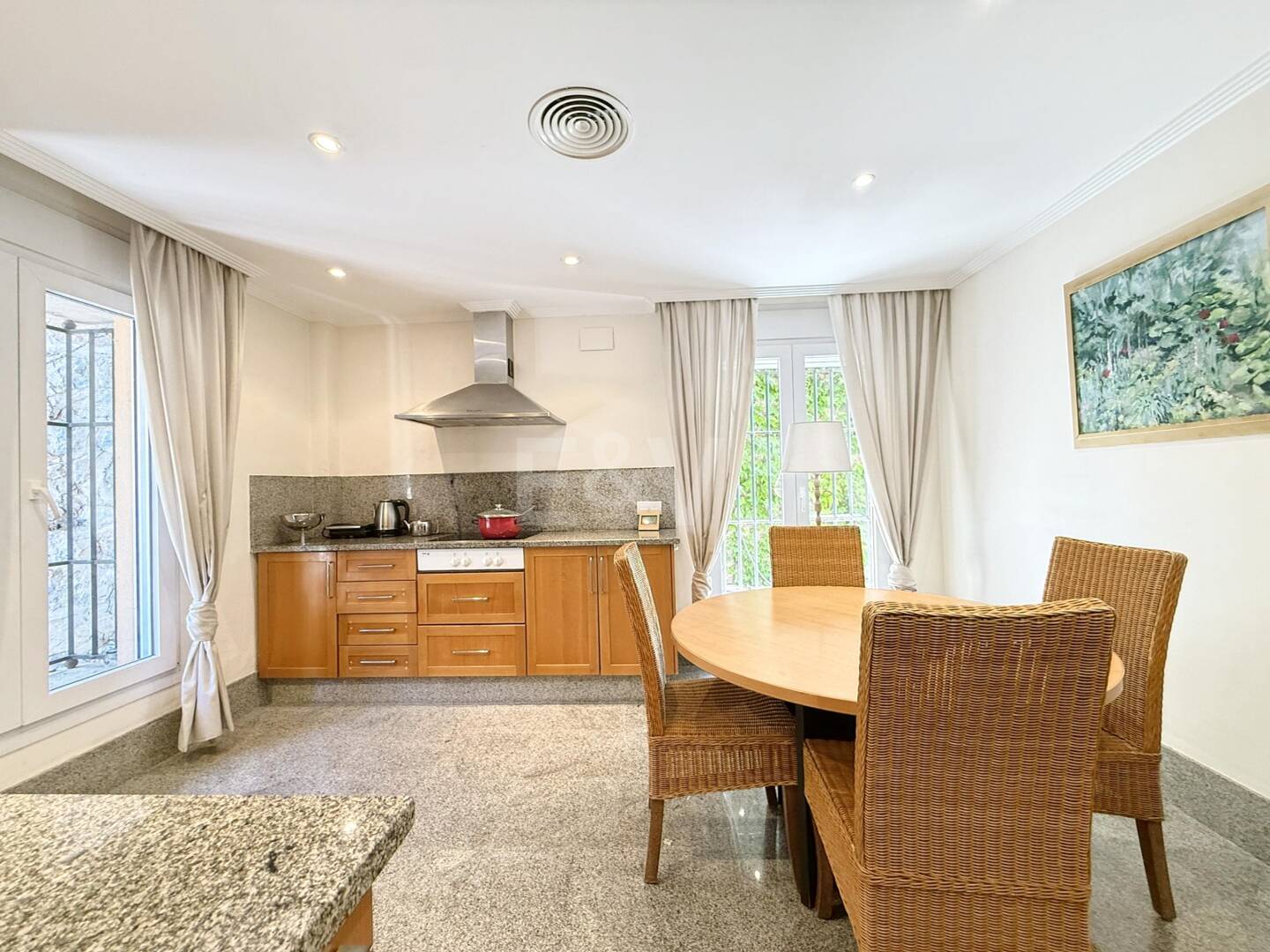 Oportunidad de alquiler de larga temporada en Santa Clara Golf Villas – casa adosada con jardín y seguridad 24h