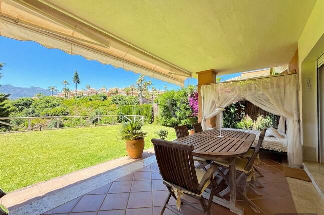 Oportunidad de alquiler de larga temporada en Santa Clara Golf Villas – casa adosada con jardín y seguridad 24h