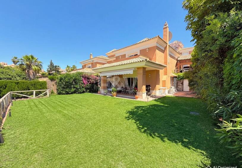 Oportunidad de alquiler de larga temporada en Santa Clara Golf Villas – casa adosada con jardín y seguridad 24h