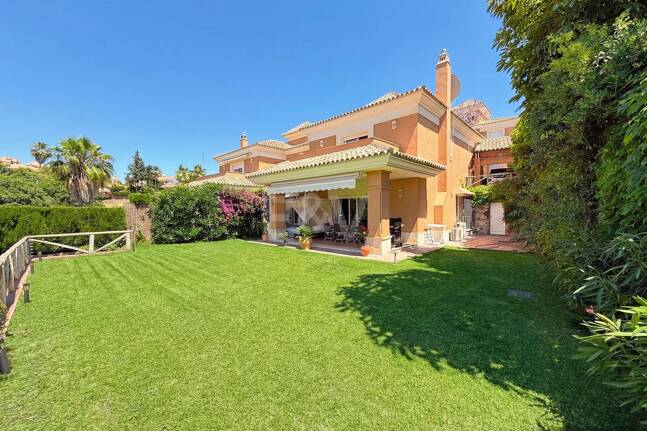 Oportunidad de alquiler de larga temporada en Santa Clara Golf Villas – casa adosada con jardín y seguridad 24h