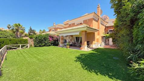 Oportunidad de alquiler de larga temporada en Santa Clara Golf Villas – casa adosada con jardín y seguridad 24h