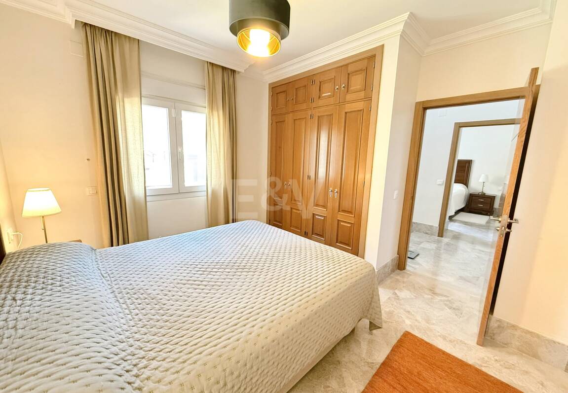 Oportunidad de alquiler de larga temporada en Santa Clara Golf Villas – casa adosada con jardín y seguridad 24h