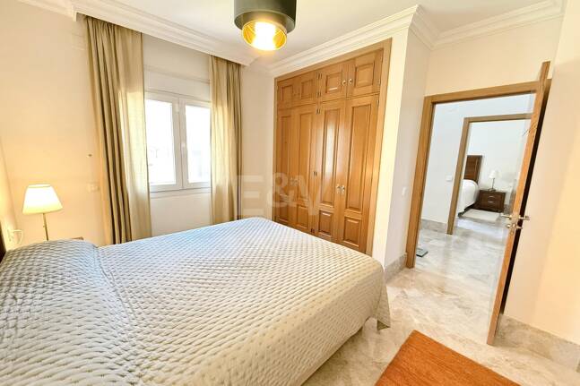 Oportunidad de alquiler de larga temporada en Santa Clara Golf Villas – casa adosada con jardín y seguridad 24h