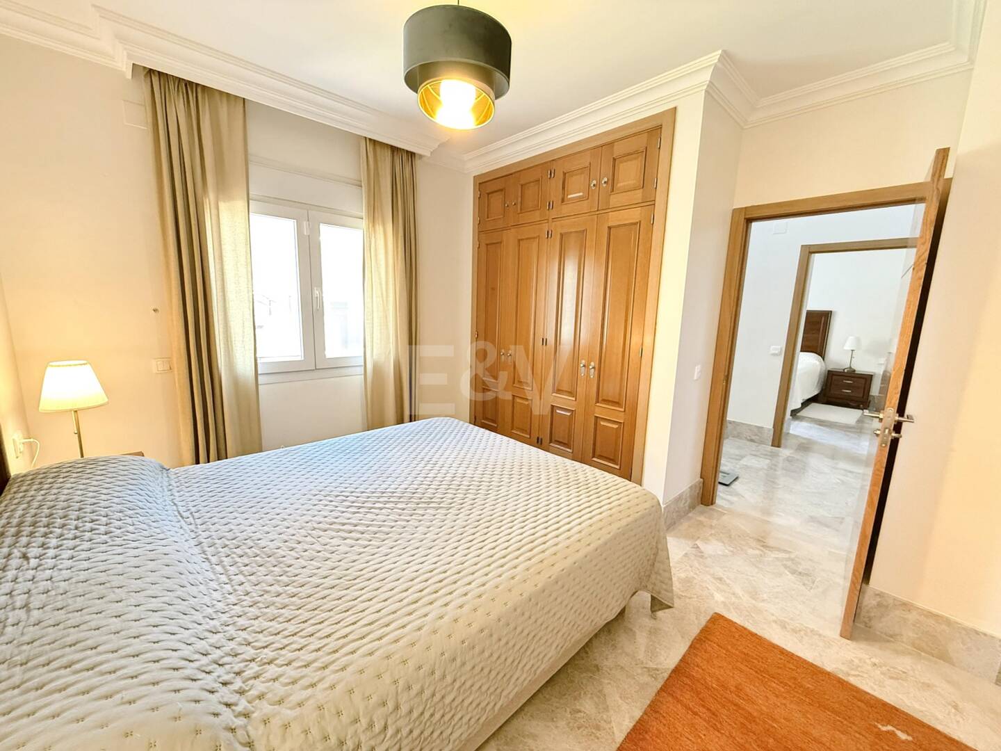 Oportunidad de alquiler de larga temporada en Santa Clara Golf Villas – casa adosada con jardín y seguridad 24h