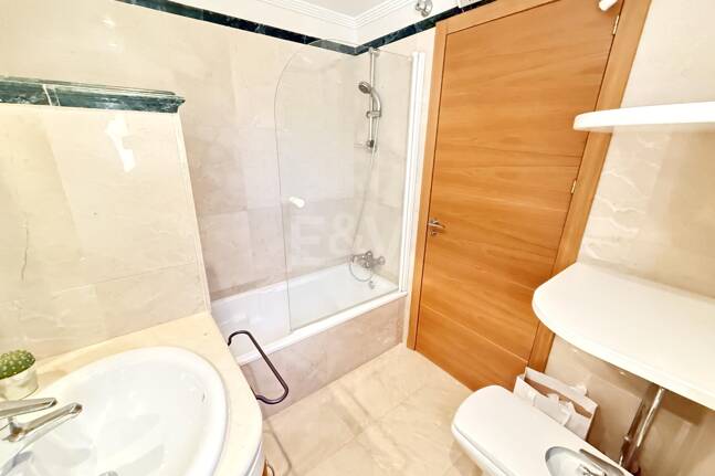 Oportunidad de alquiler de larga temporada en Santa Clara Golf Villas – casa adosada con jardín y seguridad 24h