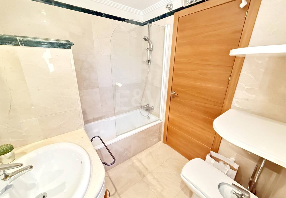 Oportunidad de alquiler de larga temporada en Santa Clara Golf Villas – casa adosada con jardín y seguridad 24h