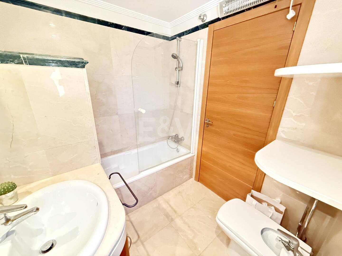 Oportunidad de alquiler de larga temporada en Santa Clara Golf Villas – casa adosada con jardín y seguridad 24h