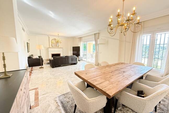 Oportunidad de alquiler de larga temporada en Santa Clara Golf Villas – casa adosada con jardín y seguridad 24h