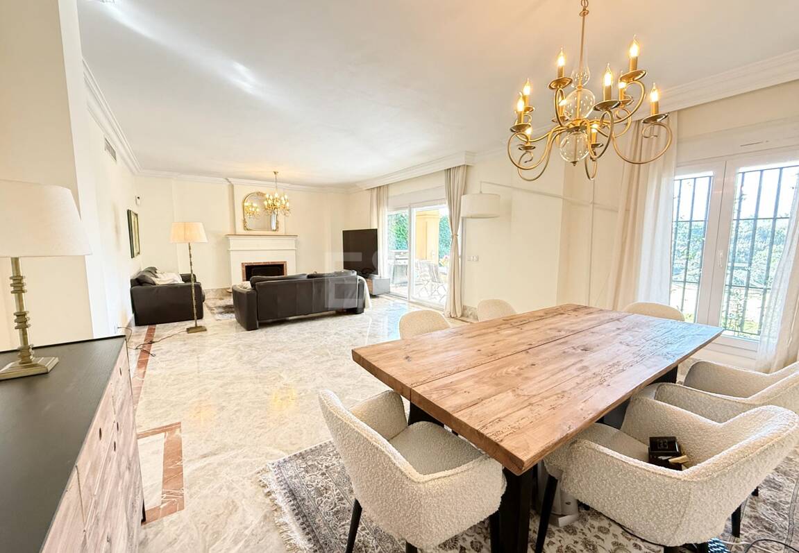 Oportunidad de alquiler de larga temporada en Santa Clara Golf Villas – casa adosada con jardín y seguridad 24h