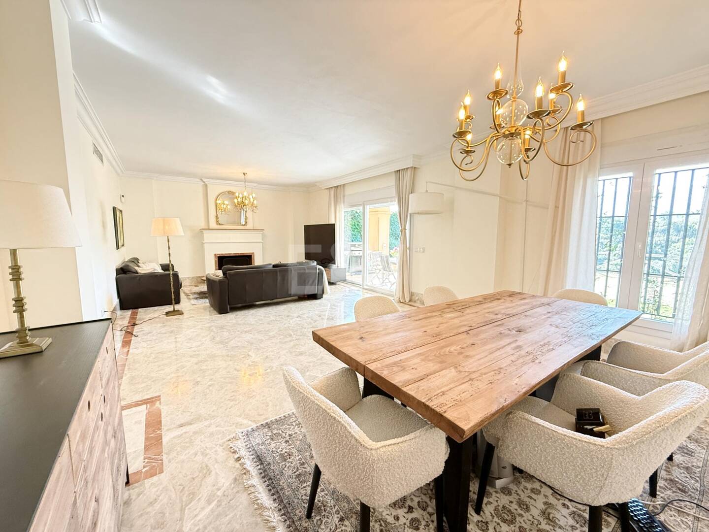 Oportunidad de alquiler de larga temporada en Santa Clara Golf Villas – casa adosada con jardín y seguridad 24h