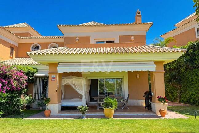 Oportunidad de alquiler de larga temporada en Santa Clara Golf Villas – casa adosada con jardín y seguridad 24h