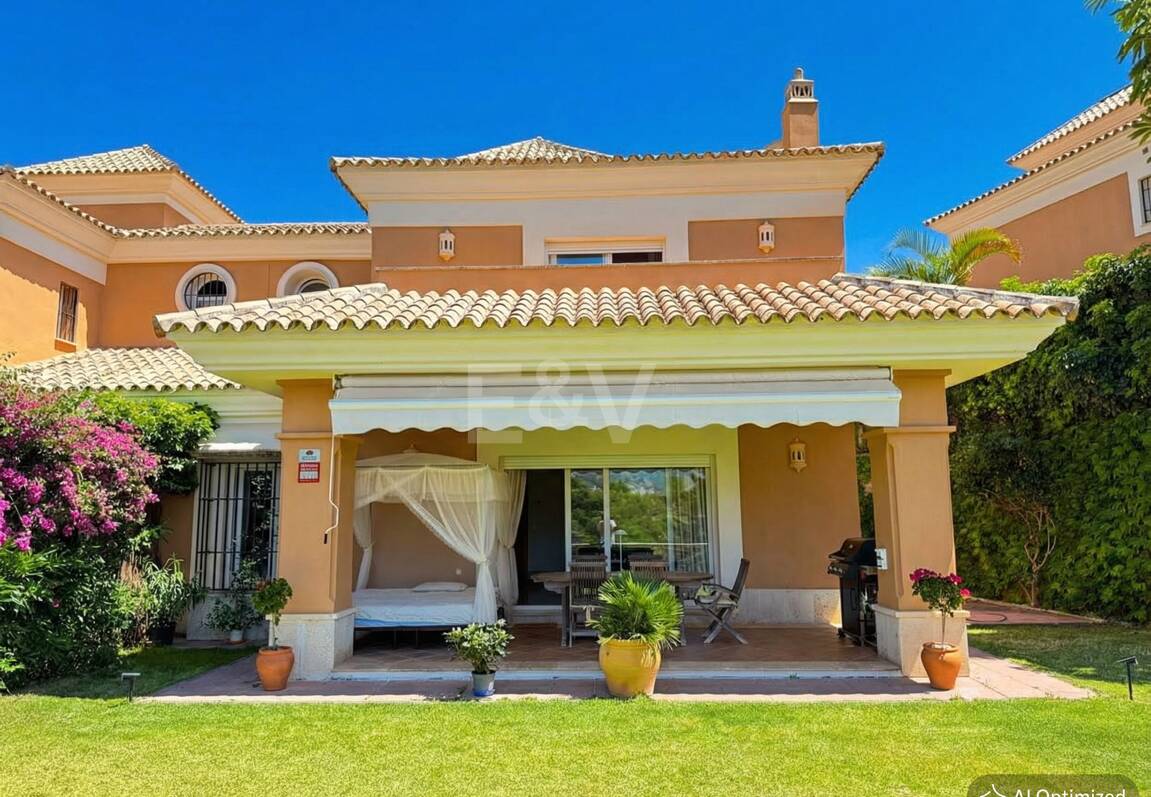 Oportunidad de alquiler de larga temporada en Santa Clara Golf Villas – casa adosada con jardín y seguridad 24h