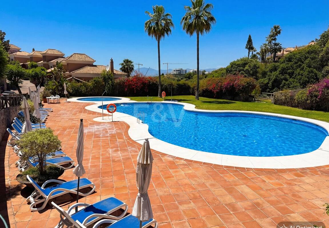 Oportunidad de alquiler de larga temporada en Santa Clara Golf Villas – casa adosada con jardín y seguridad 24h