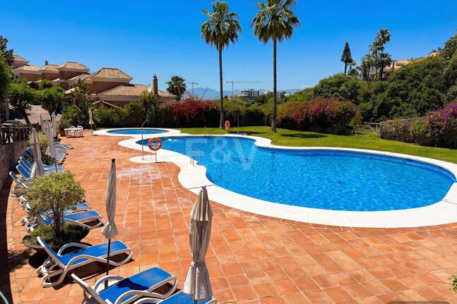 Oportunidad de alquiler de larga temporada en Santa Clara Golf Villas – casa adosada con jardín y seguridad 24h