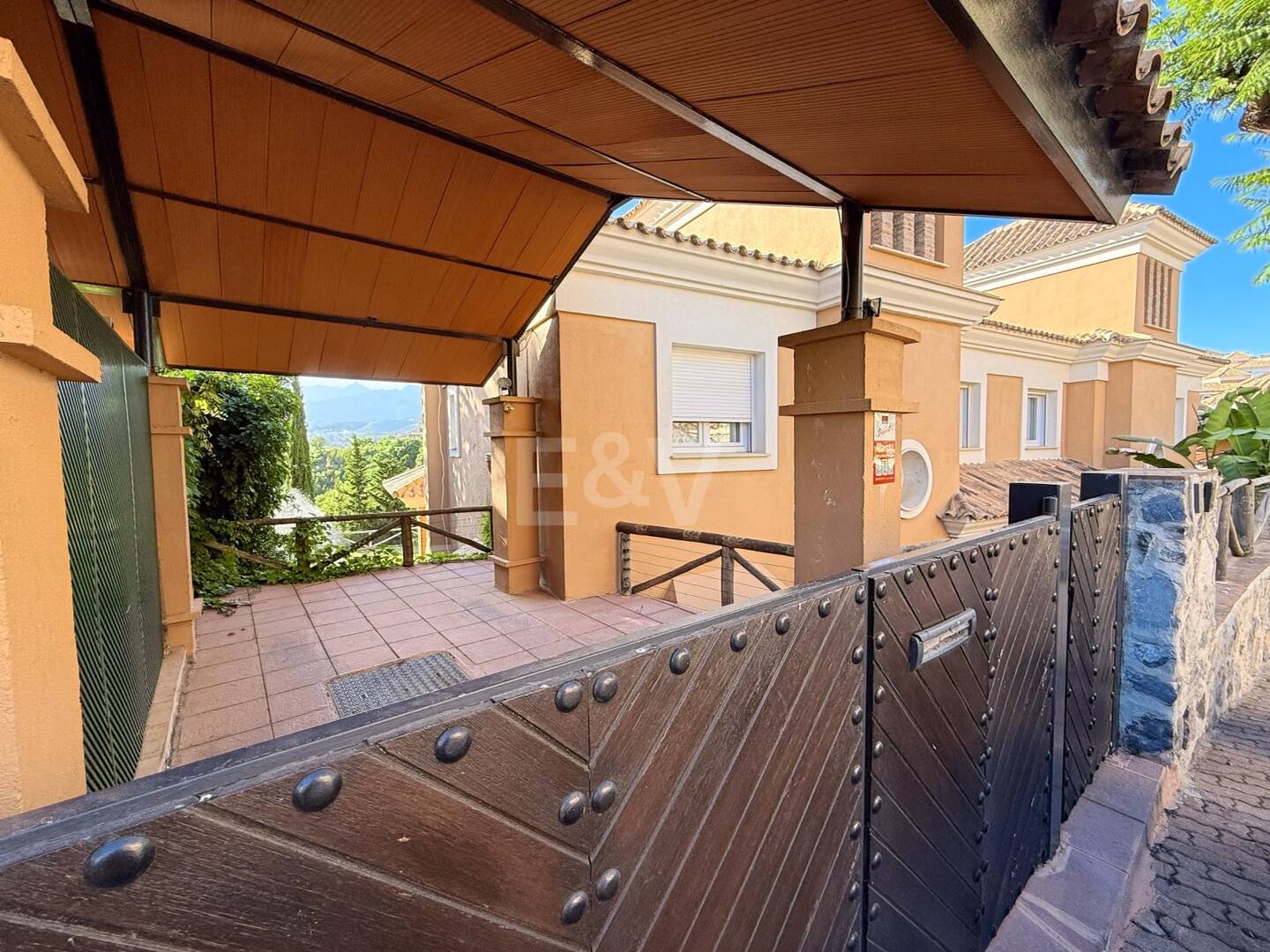 Oportunidad de alquiler de larga temporada en Santa Clara Golf Villas – casa adosada con jardín y seguridad 24h